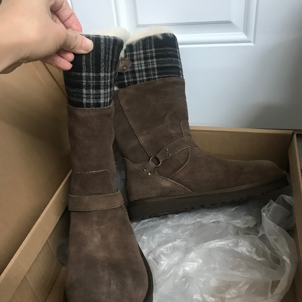 UGG Maura  Boots In chocolate Color
New - Picture 5 of 8